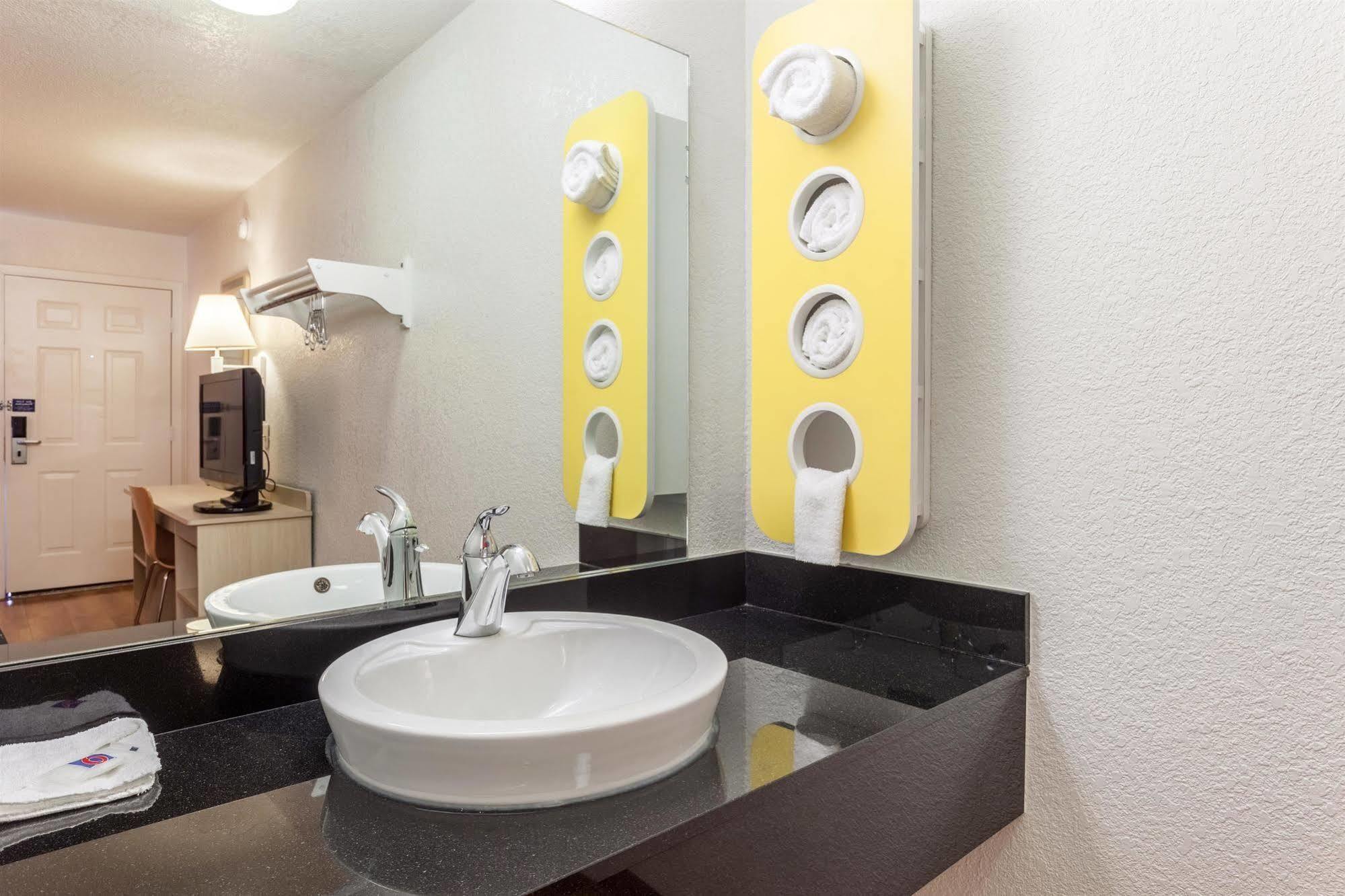 6 Sacramento, Ca - Downtown Hotel 2*